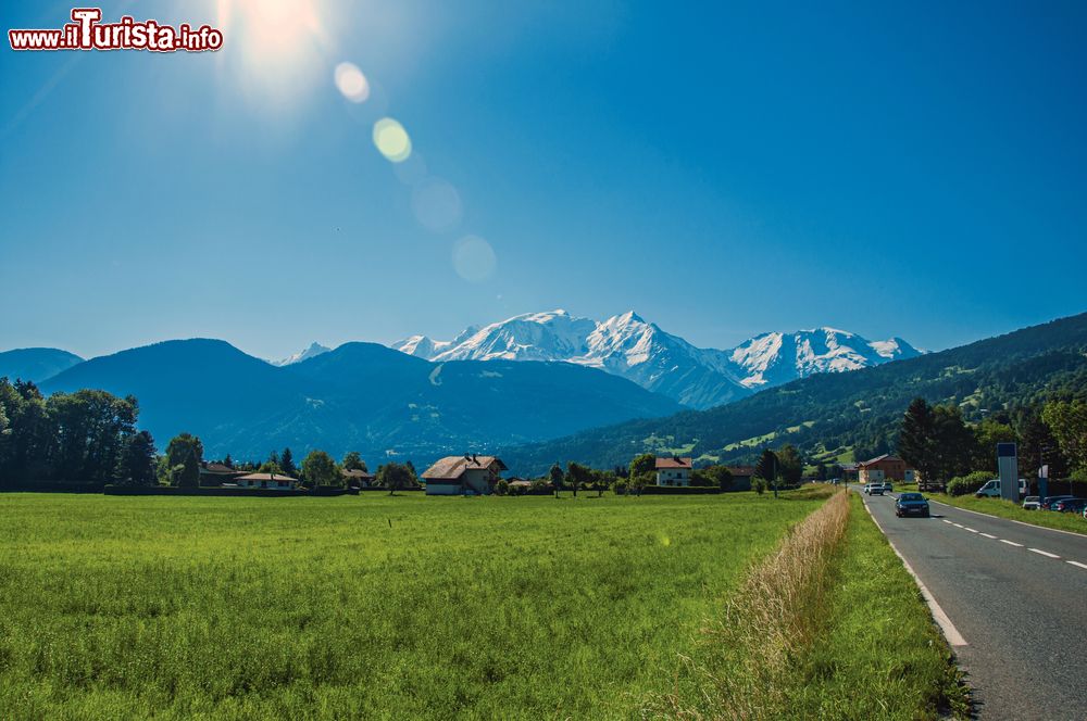 Immagine Prati verdi con montagne innevate sullo sfondo a Saint-Gervais-les-Bains, Francia.