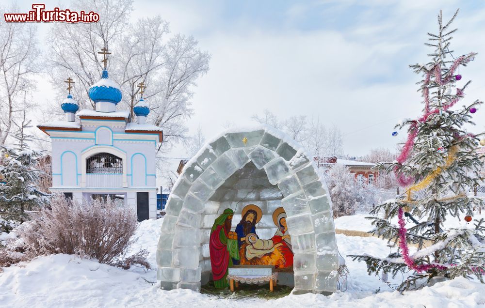 Immagine Un presepe allestito davanti a una chiesa nella città russa di Irkutsk in inverno, con la neve.