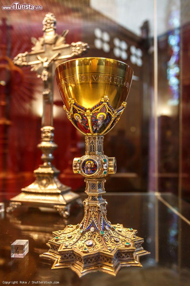 Immagine Preziosi oggetti religiosi in oro all'Hotel-Dieu di Beaune, Francia - © Roka / Shutterstock.com