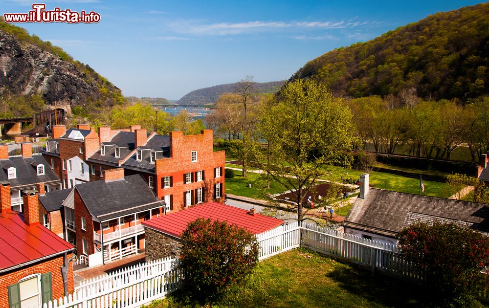 Immagine Primavera sulla cittadina di Harper's Ferry, West Virginia. Il paesino è costruito su una bassa pianura alluvionale formata da due fiumi, Potomac e Shenandoah, e circondata da colline.