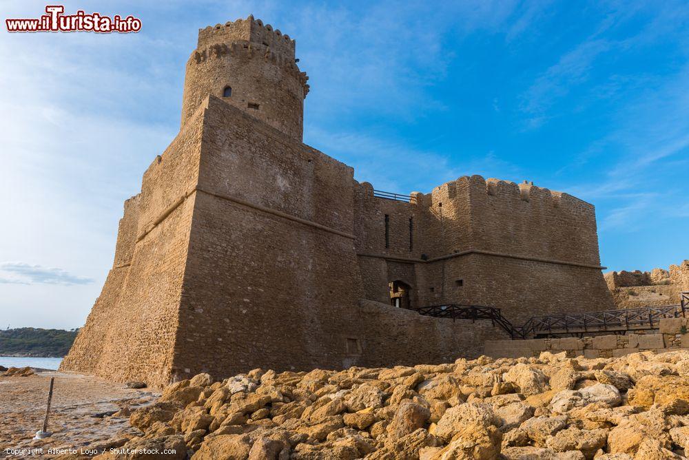 Immagine Primo piano del Castello a Isola di Capo Rizzuto, ovvera sull'isola di Le Castella, costa ionica della Calabria - © Alberto Loyo / Shutterstock.com