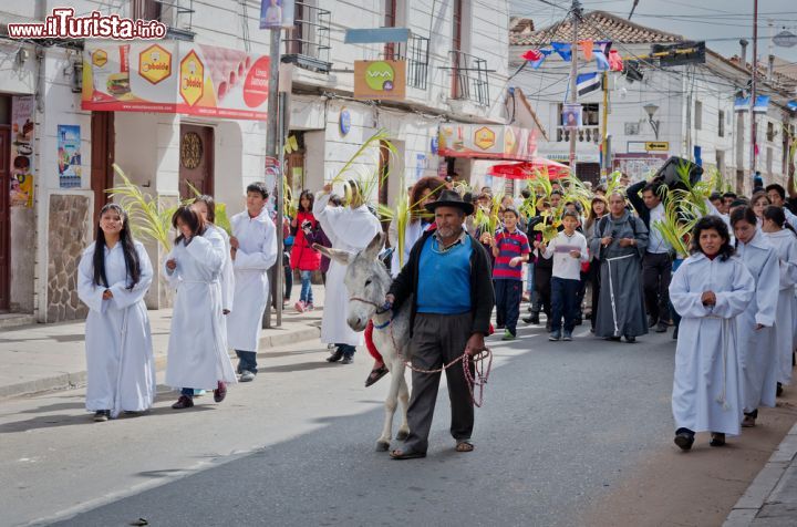 Immagine Partecipanti alla processione della Domenica delle Palme nelle strade di Sucre (Bolivia) - foto © Byelikova Oksana / Shutterstock