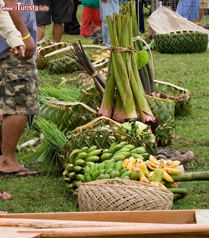 Immagine Prodotti al mercato di Alofi, isola di Niue. Banane e altri frutti tropicali in vendita in un mercatino di strada di questa città dell'Oceania.