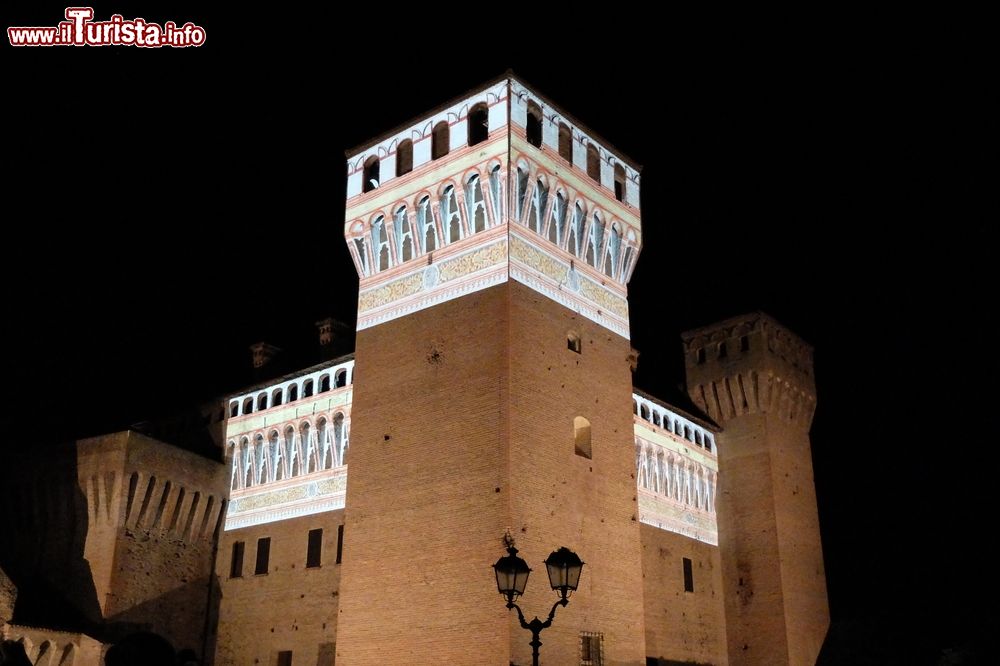 Immagine Proiezioni luminose sul castello di Vignola in estate