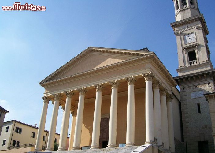 Immagine Il pronao della chiesa parrocchiale di Santa Maria Maggiore in Monteforte d'Alpone.