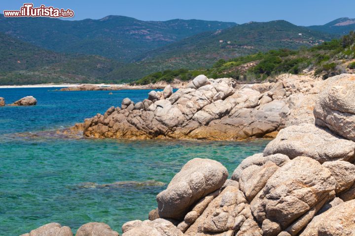 Immagine Propriano, un tratto del litorale roccioso lambito da acqua azzurra e cristallina (Corsica) - © Eugene Sergeev / Shutterstock.com