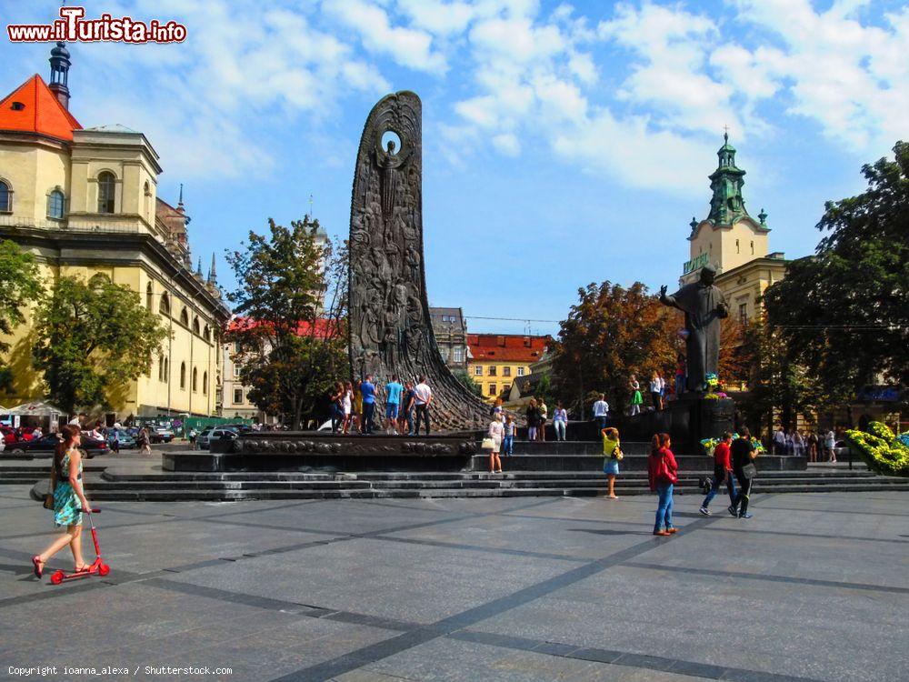 Immagine Prospeckt Svobody, strada principale di Lviv, con il monumento a Taras Shevchenko e la stele The Wave of National Revival  - © ioanna_alexa / Shutterstock.com