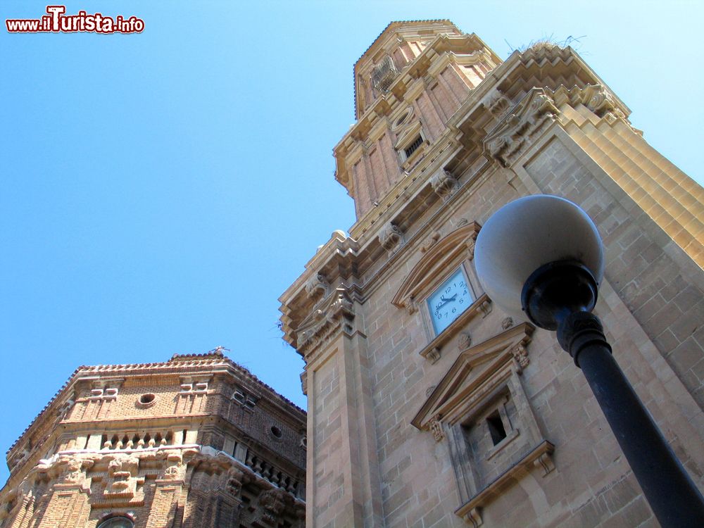 Immagine Prospettiva dal basso della cattedrale di Tudela, Spagna. Questa chiesa è stata elevata a dignità di cattedrale da papa Pio VI° nel XVIII° secolo.