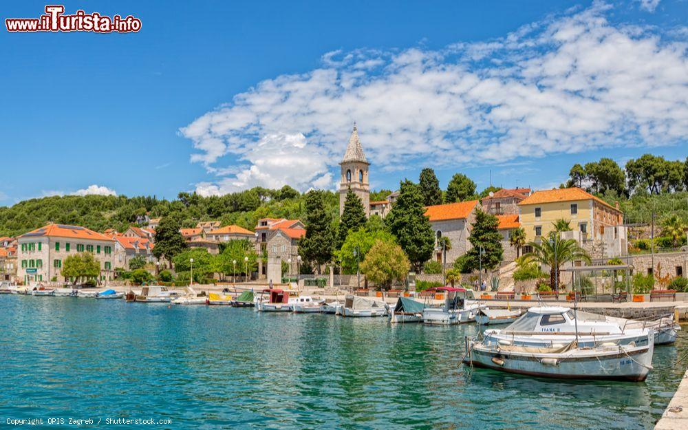 Immagine Prvic Luka, il porto sull'isola al largo di Sibenico in Croazia - © OPIS Zagreb / Shutterstock.com