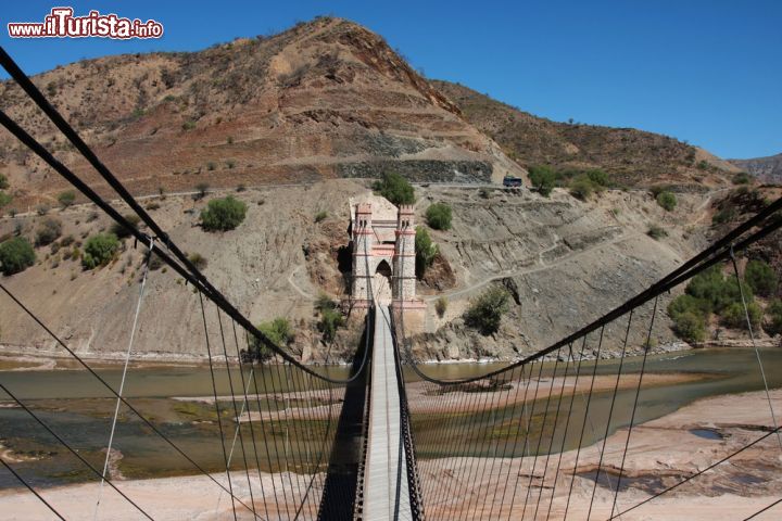 Immagine Il ponte Antonio José de Sucre, consosciuto come “Puente Arce”, attraversa il río Pilcomayo al confine tra i dipartimenti die Chuquisaca e Potosí in Bolivia - foto © chiakto / Shutterstock