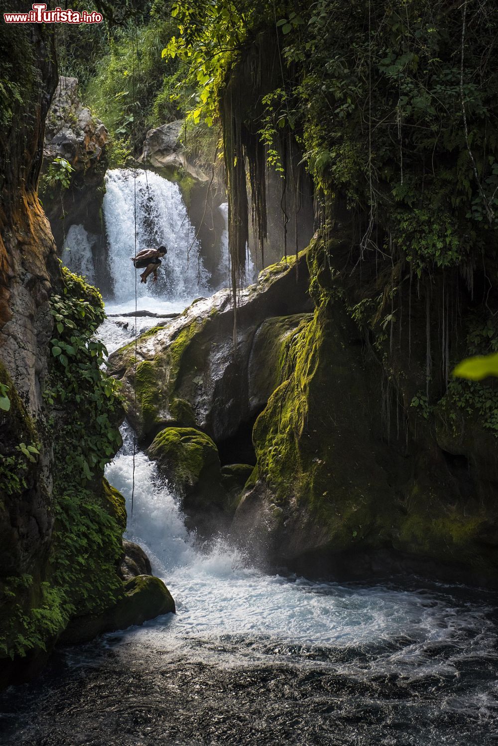 Immagine Il cosiddetto Puente de Dios è un'area naturale nel Municipio di Tamasopo, nella Huasteca Potosina, fatta di grotte, cascate e pozze dove fare il bagno. Siamo nello stato di San Luis Potosí, Messico. - ©.Eneas De Troya, CC BY 2.0, Wikimedia Commons