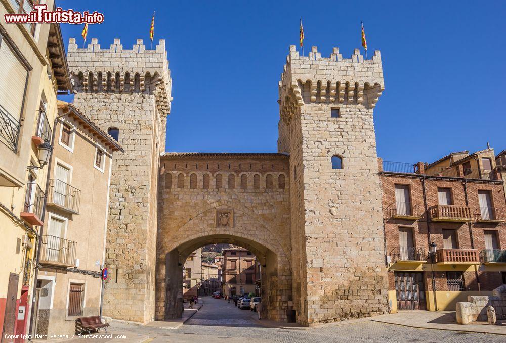 Immagine Puerta Baja, ingresso inferiore alla città di Daroca, Spagna. Completata nel 1452, questa porta, nota anche come Fondonera, è una delle più importanti della cinta muraria cittadina - © Marc Venema / Shutterstock.com