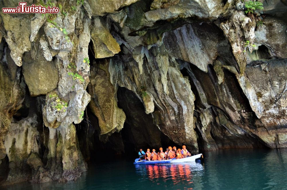 Immagine Puerto Princesa, capitale di Palawan, Filippine, con il fiume sotterraneo. Lungo 8,2 km, questo corso d'acqua scorre lentamente attraverso una grotta piena di stalattiti e stalagmiti dalle forme più bizzarre.