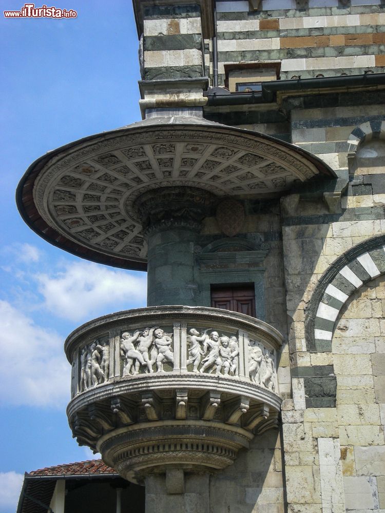 Immagine Pulpito esterno della cattedrale di Prato, Toscana. La chiesa a tre navate è costruita in marmo bianco e verde: l'elemento più caratteristico dell'edificio religioso è il pulpito realizzato da Michelozzo e decorato da Donatello. E' in marmo, bronzo e tessere di mosaico.