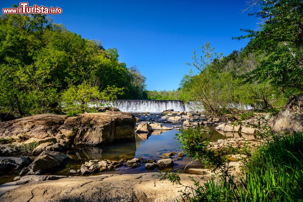 Immagine Punto occidentale dell'Eno River Park a Durham, Carolina del Nord. E' uno dei più bei parchi della città a qualche miglia dalla Duke University con molti sentieri escursionistici attraverso la foresta.