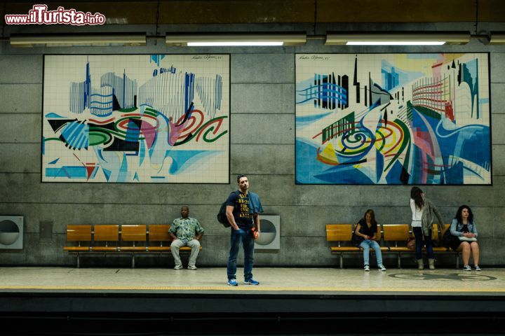 Immagine Esposizione di quadri nella metropolitana di Lisbona, la prima realizzata in Portogallo e inaugurata nel Dicembre del 1959 con due brevi linee che all'epoca raggiungevano i 6,5 chilometri - foto © Micael Nussbaumer / Shutterstock.com