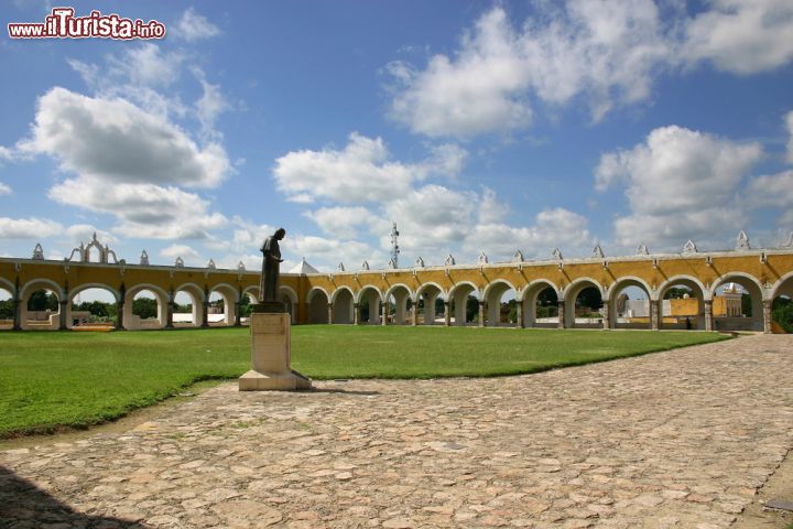 Immagine Quadrilatero di San Antonio de Padua a Izamal, Messico. La suggestiva struttura del convento francescano. Davanti all'ingresso della chiesa si trova anche una statua bronzea di Papa Giovanni Paolo II° che ne ricorda la visita avvenuta nel 1993 - © Ivan Sgualdini / Shutterstock.com