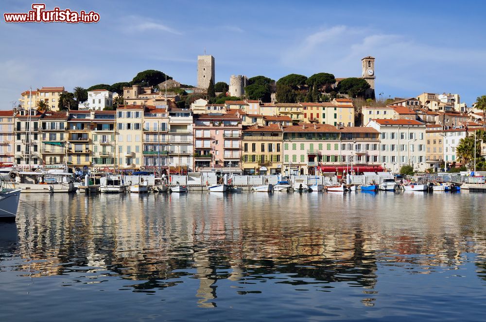 Immagine Quai Laubeuf a Le Suquet, vecchio quartiere di Cannes, Francia. Al termine del parcheggio auto di Laubeuf si trova il servizio battelli per recarsi sulle isole di Lerins.