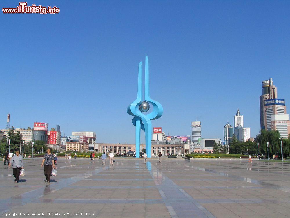 Immagine Quancheng Square a Jinan, Cina. La piazza, con al centro una fontana a forma di fiore di loto e altre 4 che rappresentano le quattro sorgenti principali della città, si estende su un'area di circa 17 ettari - © Luisa Fernanda Gonzalez / Shutterstock.com