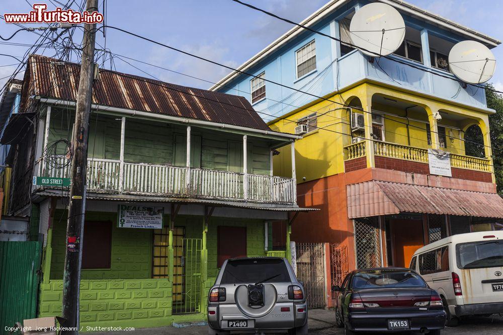 Immagine Una costruzione in legno nel quartiere Carib Territory di Roseau, Dominica. Lo stile a capanna è tipico dell'architettura della capitale di Dominica - © Jorg Hackemann / Shutterstock.com