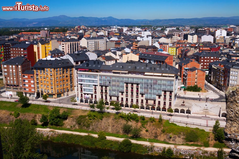 Immagine Quartiere residenziale di Ponferrada visto dal castello, Spagna.