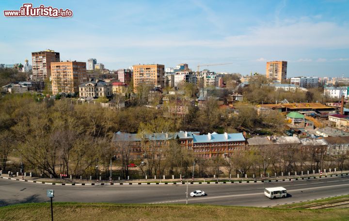 Immagine Una veduta panoramica di alcuni quartieri popolari a Nizhny Novgorod. La città, quinta della Russia per popolazione, conta circa 1,3 milioni di abitanti - foto © Elena Mirage / Shutterstock.com