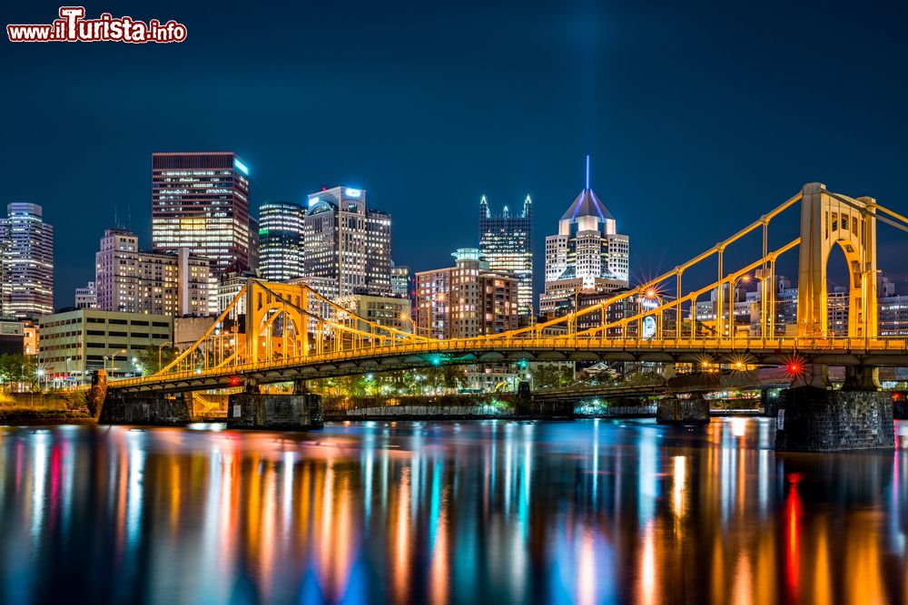 Immagine Rachel Carson Bridge (noto anche come Ninth Street Bridge) by night sul fiume Allegheny a Pittsburgh, Pennsylvania. Lungo circa 260 metri, questo ponte deve il suo nome alla naturalista americana Rachel Carson.