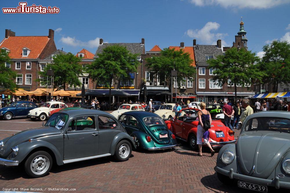 Immagine Raduno di Volkswagen Beetle nella città di Middelburg, Olanda - © Styve Reineck / Shutterstock.com