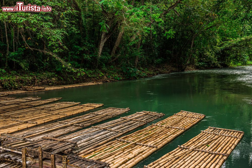 Immagine Rafting a Martha Brae nei pressi di Montego Bay, Giamaica. A poco meno di venti miglia dalla più celebre località turistica della costa nord-occidentale della Giamaica, sorge questo luogo dedicato al rafting dove su zattere in bambù si possono effettuare tour alla scoperta del fiume. Un'esperienza da non perdere!