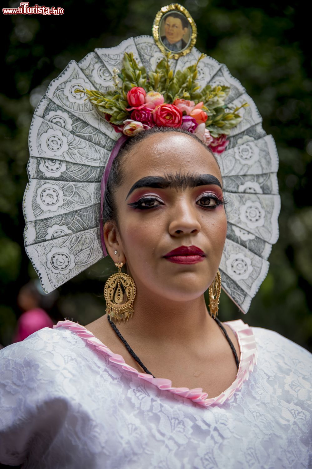 Immagine Una ragazza travestita da Frida Kahlo durante la sfilata del Día de Muertos a Città del Messico.