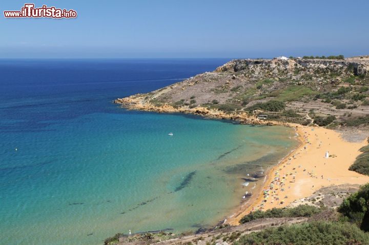Immagine Ramla Bay, è la più ampia spiaggia dell'isola di Gozo, caratterizzata da un colore rosso dorato. Curiosità: la statua della Vergine Maria posta al centro della spiaggia. © Marianne de Jong / Shutterstock.com