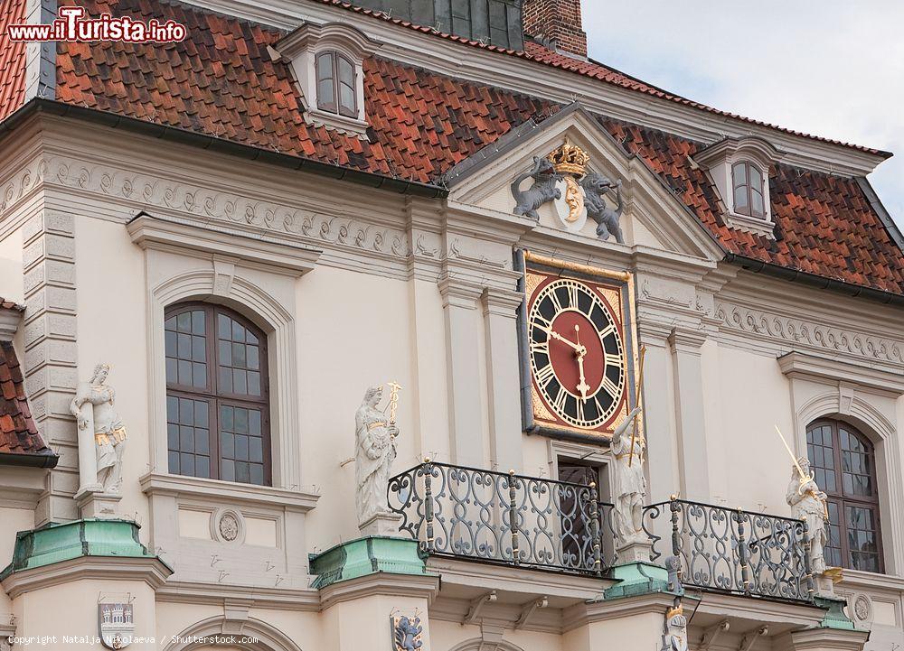 Immagine L'orologio al centro della facciata del Rathaus, il municipio di Luneburg