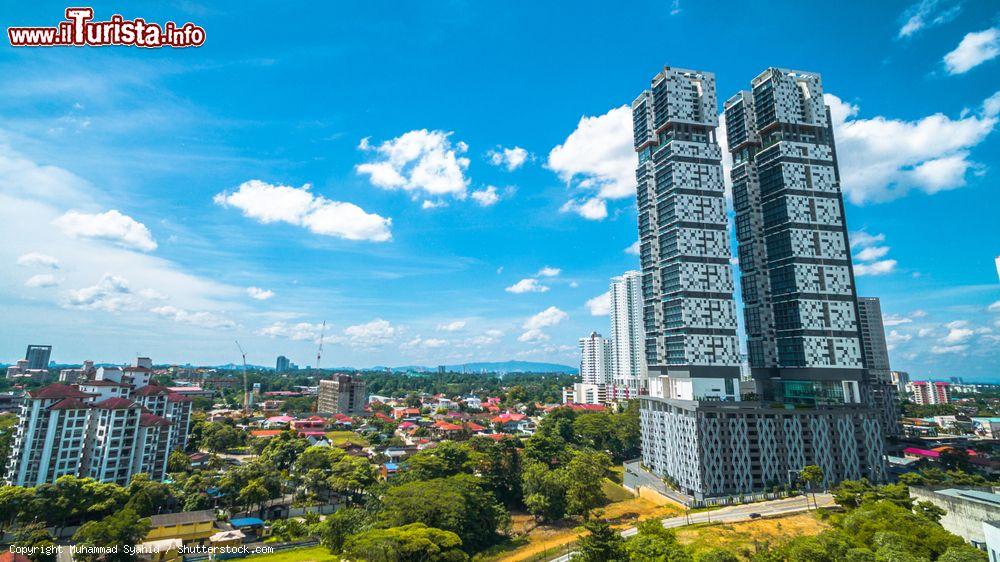 Immagine Grattacieli nella città di Johor Bharu, Malesia, fotografati con il cielo blu - © Muhammad Syahid / Shutterstock.com