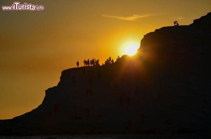 Immagine Realmonte, il profilo di Scala dei turchi al tramonto, sud della Sicilia - © D.serra1 / Shutterstock.com