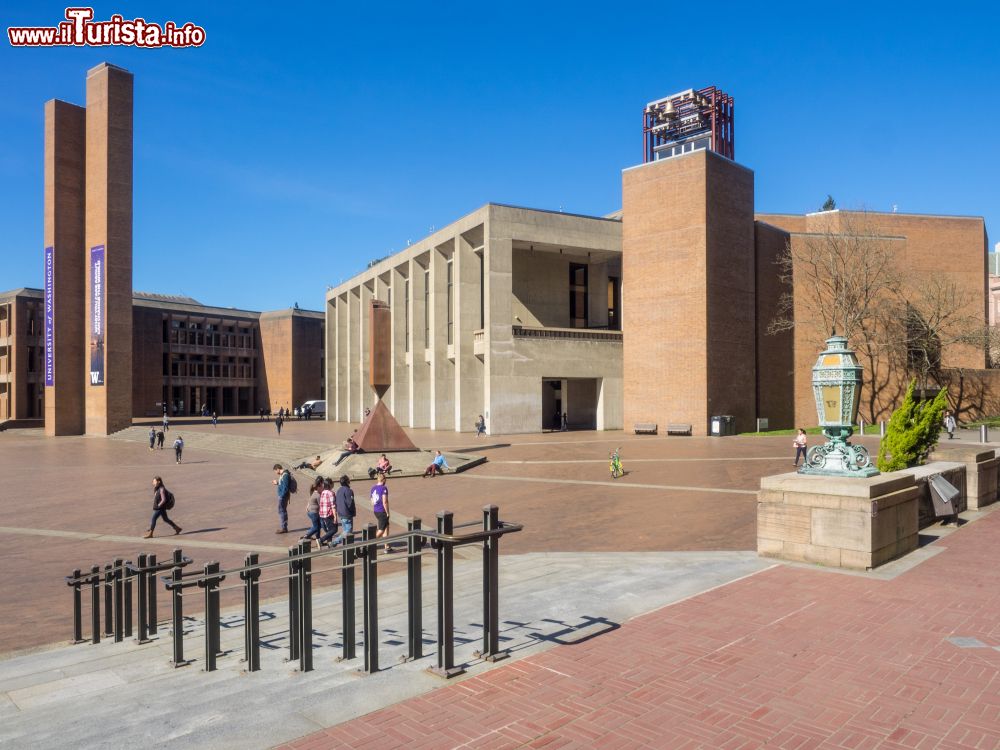 Immagine Red Square a Seattle (Washington): questa grande piazza si apre sul campus dell'università cittadina. La pavimentazione è caratterizzata da mattoni rossi da cui deriva anche il nome.