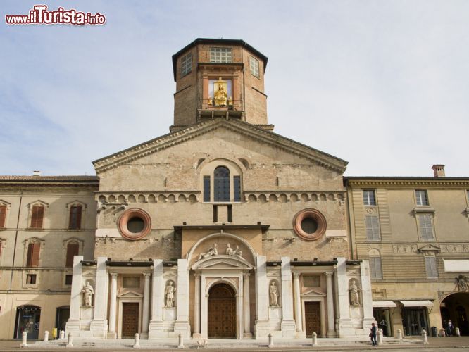 Immagine Reggio Emilia, la cattedrale. Durante i labori di restauro della chiesa sono stati ritrovati frammenti di pavimentazione romanica, in particolare un mosaico del III° e IV° secolo - © Kizel Cotiw-an / Shutterstock.com