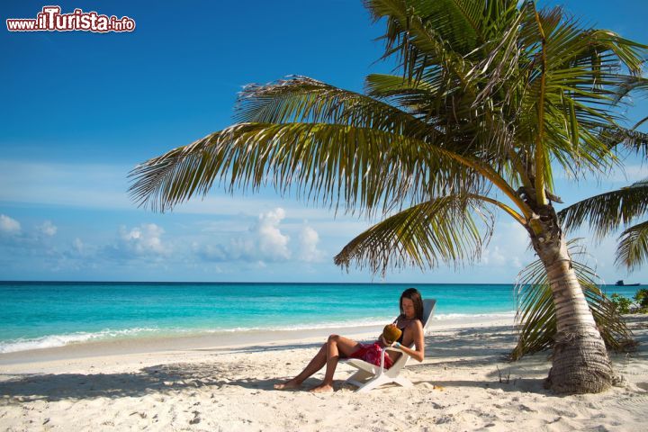 Immagine Relax in spiaggia su un'isola paradisiaca dell'atollo di Lhaviyani, Maldive. Solo quattro isole dell'atollo sono abitate - foto © Shutterstock.com