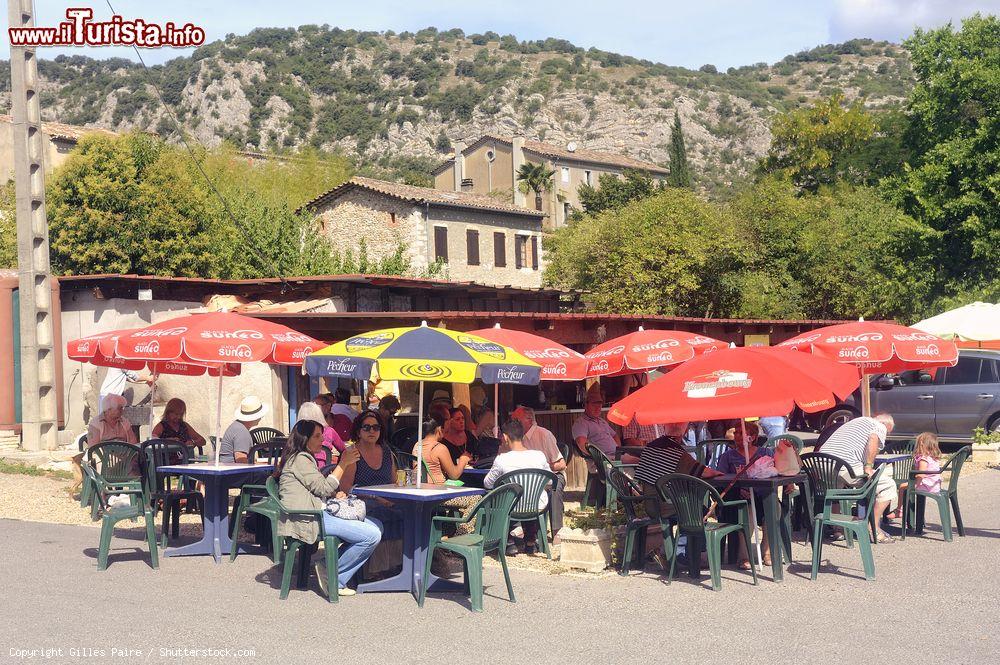 Immagine Relax in uno dei bar del vecchio centro di Anduze, Francia. Fra le iniziative che attraggono più turisti e locali vi è il tradizionale mercato delle pulci - © Gilles Paire / Shutterstock.com