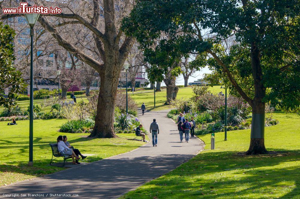 Immagine Relax nei Flagstaff Gardens a Melbourne, Australia. Fondato nel 1862, è il più antico parco verde della città. E' una delle aree naturali più frequentate dagli abitanti e dai turisti - © Sam Bianchini / Shutterstock.com