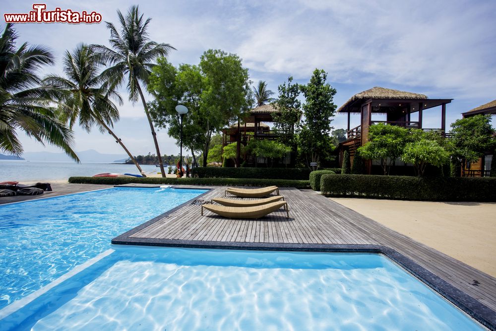 Immagine Relax nella piscina di un resort di lusso a Koh Payam, provincia di Ranong, Thailandia.