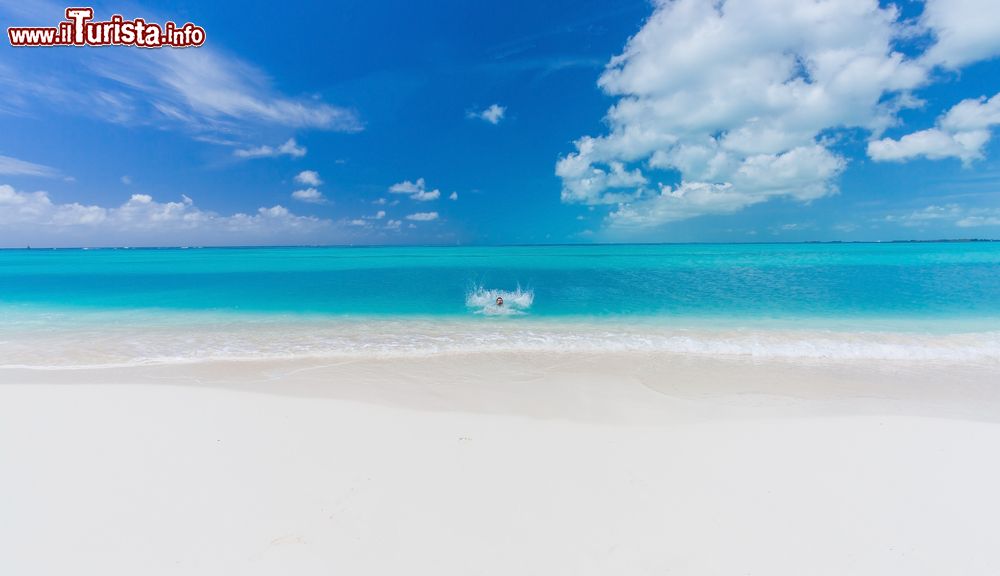 Immagine Relax sulla spiaagia tropicale di Cayo Largo, Cuba. Quasi icontaminata dalla presenza dell'uomo, quest'isola di origine calcarea con le sue spiagge di sabbia finissima e bianca fa parte dell'area conosciuta anche come Los Jardines de la Reina.