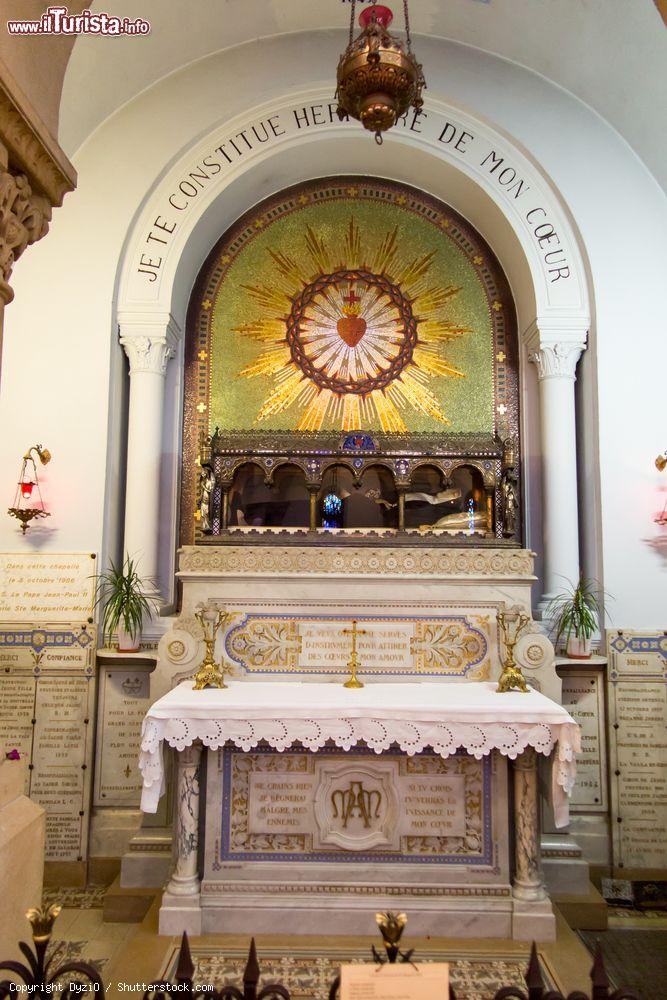 Immagine Le reliquie di Santa Margherita Maria Alacoque nella Cappella delle Apparizioni a Paray-le-Monial (Francia) - © DyziO / Shutterstock.com