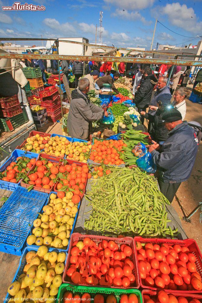 Immagine Remla, isole Kerkennah: uno scorcio del mercato tipico della coste tunisine - © Eric Valenne geostory / Shutterstock.com