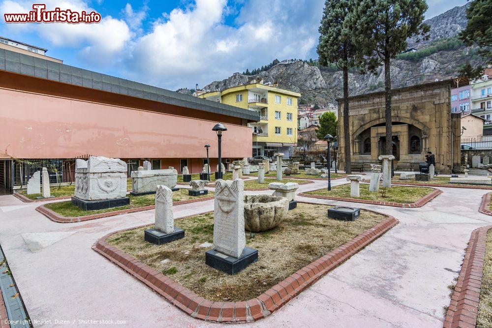 Immagine Reperti archeologici nel cortile del Museo Archeologico e delle Mummie di Amasya, Turchia - © Nejdet Duzen / Shutterstock.com