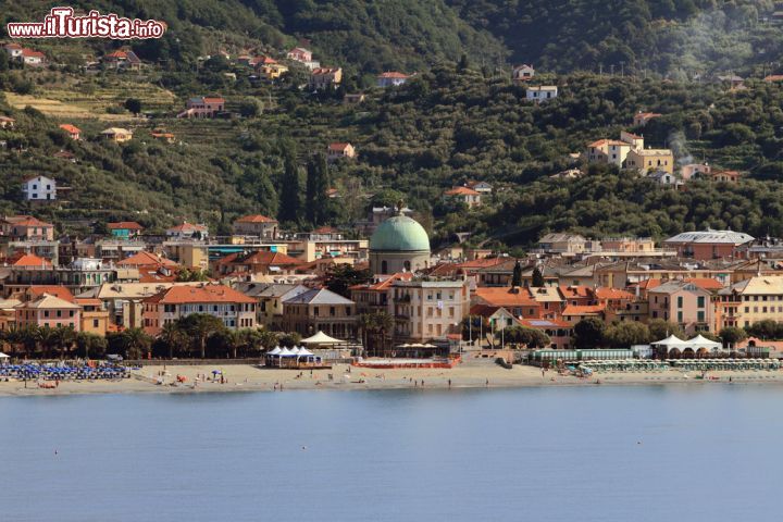 Immagine Resort sulla costa di Albissola Marina, Savona, Liguria. Nel 2016 questa località ha ottenuto il conferimento della Bandiera Blu per la qualità della sue spiagge - © photobeginner / Shutterstock.com