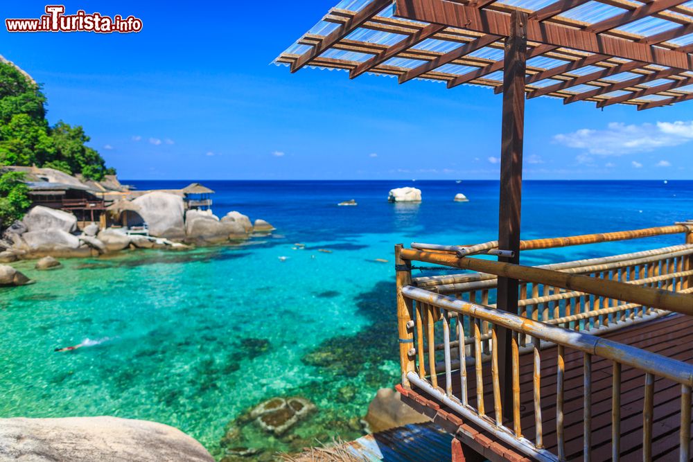 Immagine Un residence turistico sull'acqua cristallina di Koh Tao, Thailandia. Koh Tao è divenuta famosa per le sue spiagge chiare e il mare azzurro circondati tutt'attorno da una rigogliosa foresta tropicale.