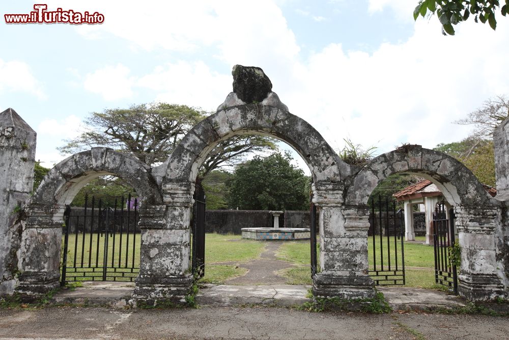 Immagine I resti di un villaggio spagnolo sull'isola di Guam, Stati Uniti.