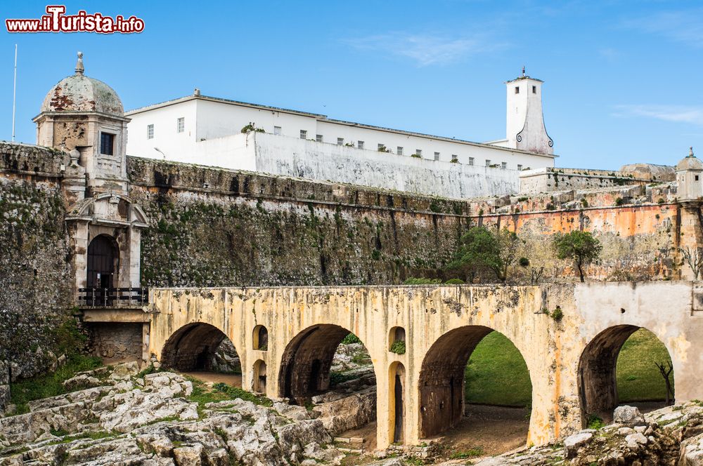 Immagine Resti di un'antica chiesa di Peniche, Portogallo.