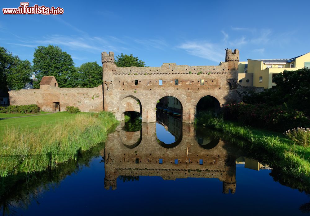 Immagine Resti delle mura difensive medievali di Zutphen, Olanda. Un suggestivo scorcio panoramico di un tratto della cinta muraria che circondava la città olandese.