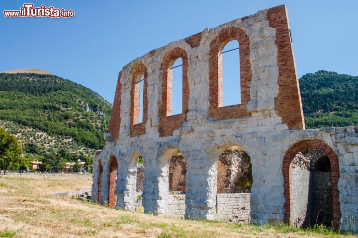 Immagine Resti del teatro romano a Gubbio - © Cividin / Shutterstock.com